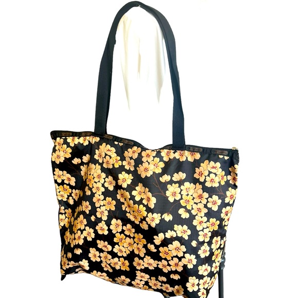 Lesportsac extra large weekender tote in excellent condition zipper closure - Picture 3 of 6